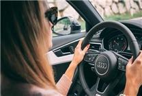 女司机倒车入库卡壳被气哭 结果掏出手机现场搜教程