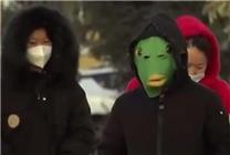 央视新闻里戴绿鱼头套男孩再发声：网友全是黑我的 说我蹭热度