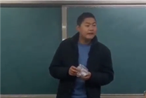 老师吃冻土豆引导孩子正确对待洋节：明白今天的幸福生活来之不易