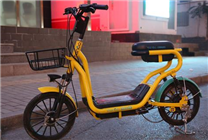 共享电动车车座被扎4根牙签！网友吐槽没素质：还好不是钢针