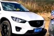 男子车内架炉炭火烧烤疑昏迷 路人用石破窗叫不醒