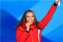 谷爱凌咬住金牌庆祝胜利 曾自曝每天睡10小时秘诀 白岩松呼吁家长学习