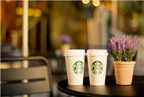 星巴克回应饮品中现活蟑螂 会核实：网友围观质疑爆料博主造谣