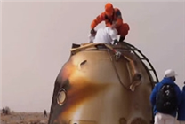 有爱一幕：王亚平第一时间给女儿“星星” 翟志刚接受献花与儿子拥抱