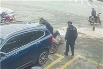 老人骑摩托撞宝马 家属向车主索赔引争议 网友：让法律来判