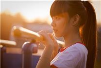 首日花絮：爸爸花钱雇儿子穿旗袍给女儿加油 护考民警直播押中高考作文题目