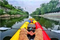 北京一男子划皮划艇上班不堵车 护城河里欣赏优美环境：你觉得合适吗？