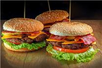 男子华莱士汉堡中吃出蟑螂 商家回应：画面网友看吐 不愧是喷射套餐