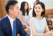 有二胎了！章泽天挺孕肚和刘强东逛超市：身材依旧完美