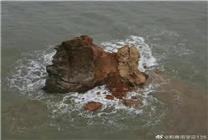 青岛网红打卡点石老人疑被雷劈断：矮了半截