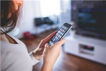 女生把90多张卖萌自拍错发班级群：遭遇大型社死现场 当街崩溃