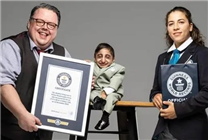 伊朗男子65厘米创吉尼斯最矮纪录：站起来才到到成人膝盖处