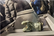 三星堆游客推搡致商代青铜器掉落 官方称完好无损：网友吐槽游客素质低