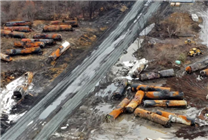 美国又一列运输危险品火车脱轨 涉危车厢被竖立转移